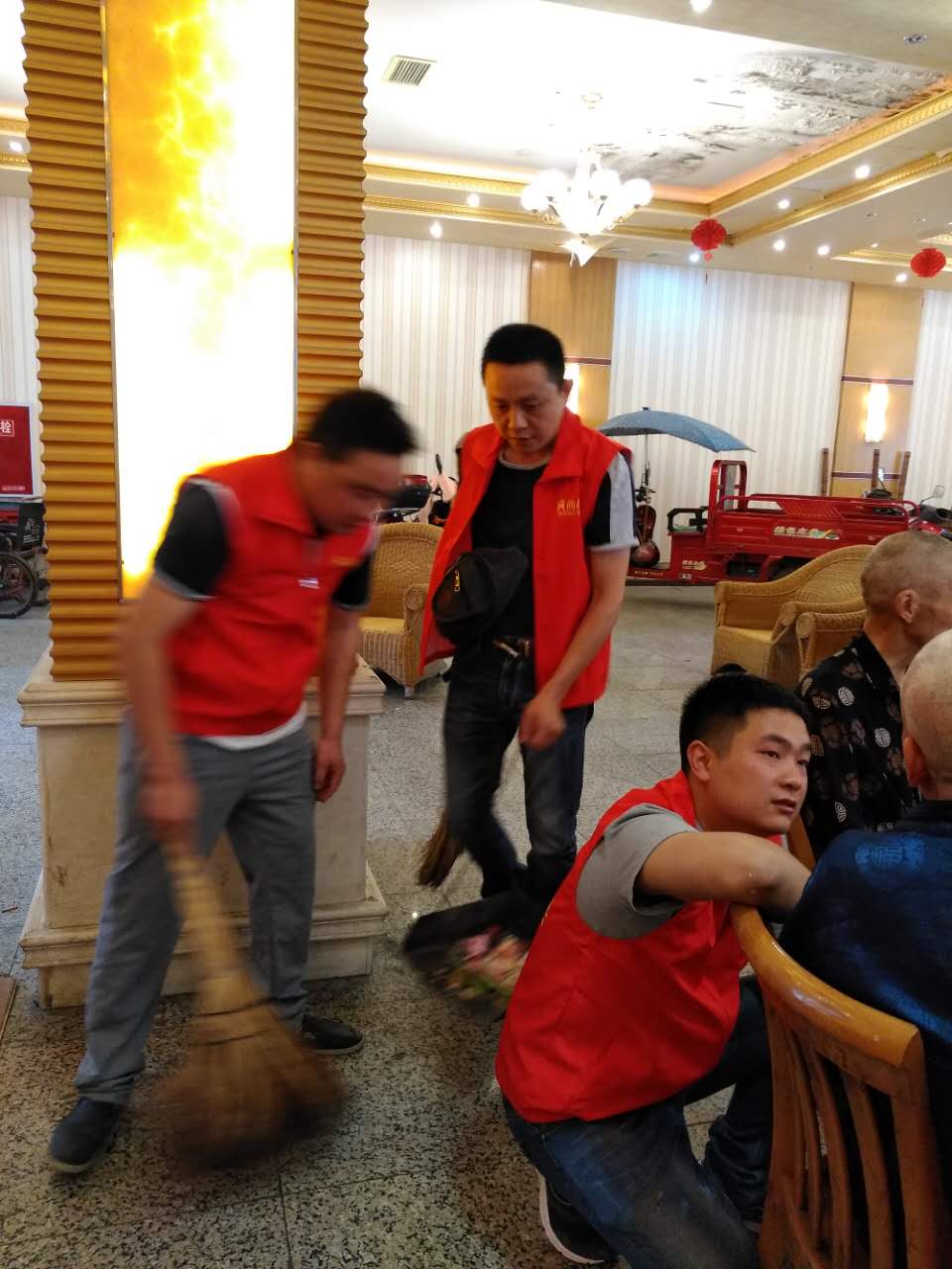 佳和星端午节关爱敬老院老人现场