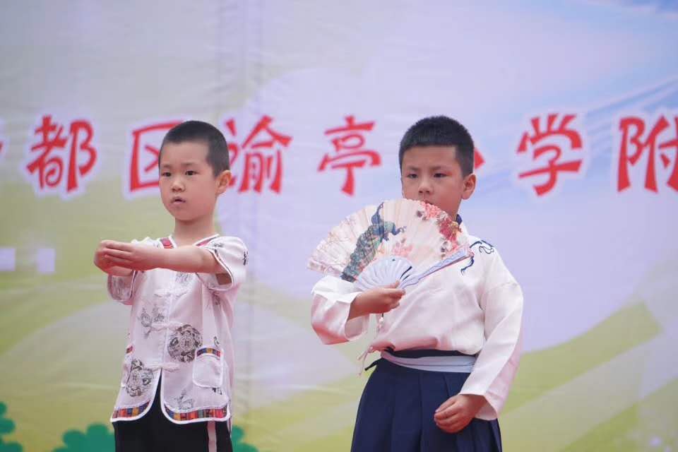 阆中石龙助学庆六一大型公益活动完美落幕